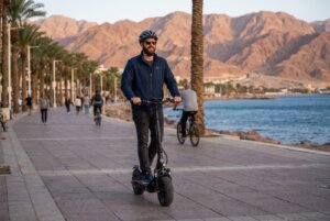 קורקינט חשמלי אילת בטיילת ליד הים