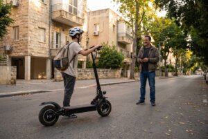 קורקינט חשמלי לילדים מגיל 16 עם קסדה